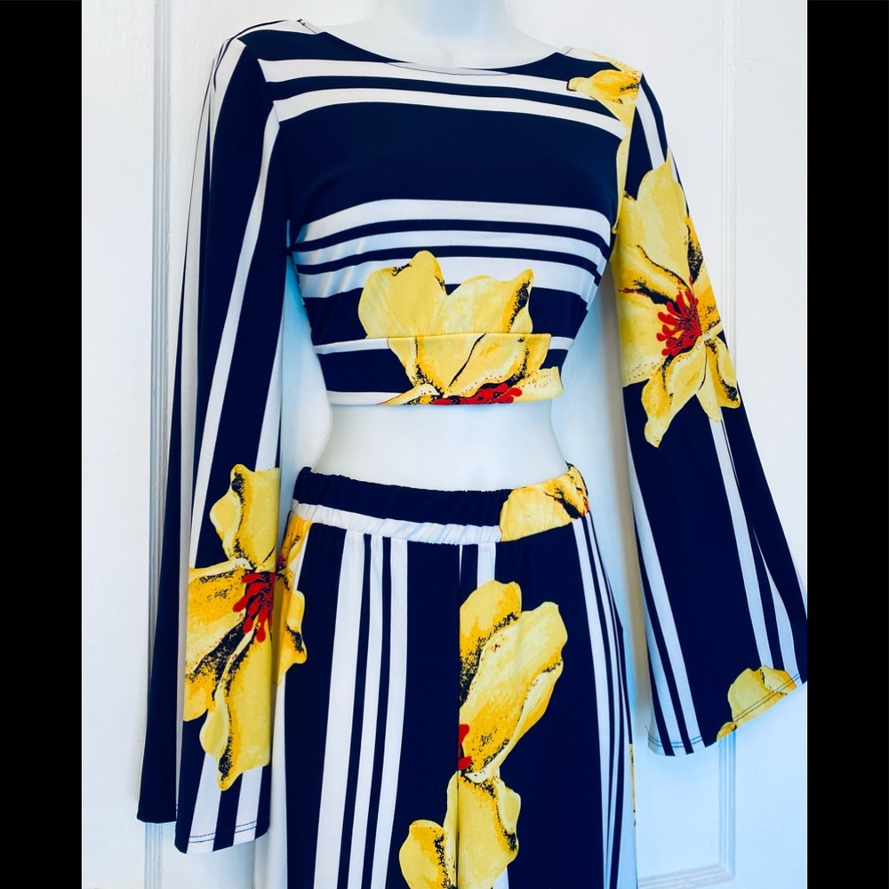 BELL SLEVE NAVY FLORAL CROP TOP WITH CUT OUT BACK